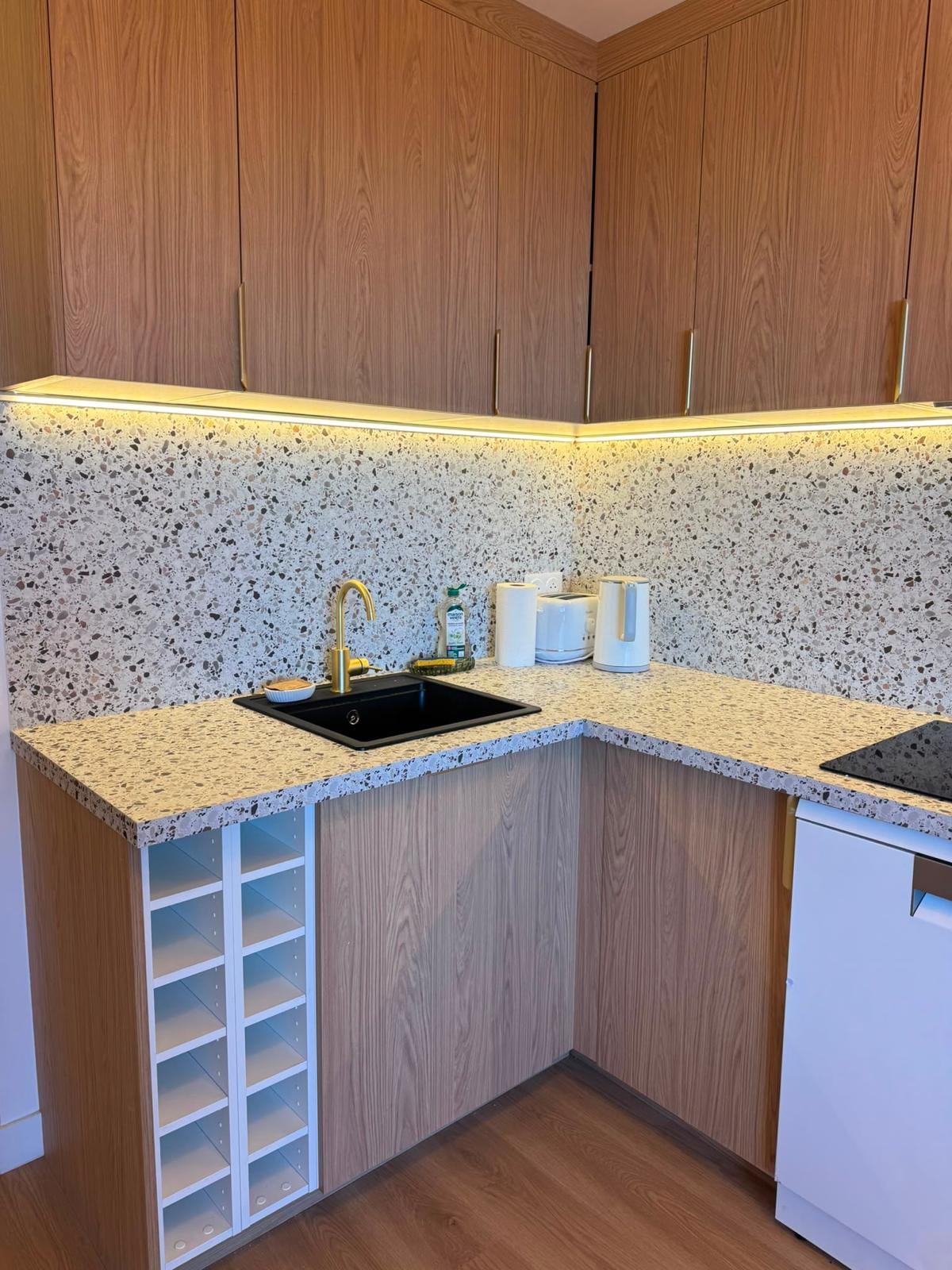 Cuisine sur mesure, plan de travail en terrazzo et robinetterie laiton