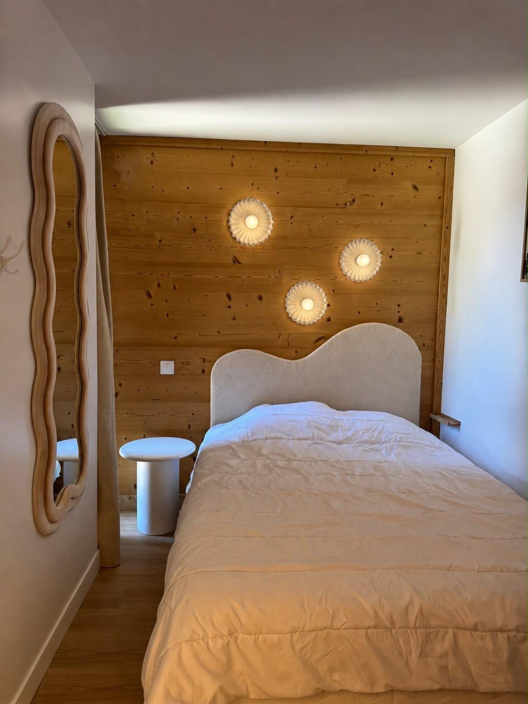 Chambre rénovée, tête de lit sur mesure et éclairage d’ambiance