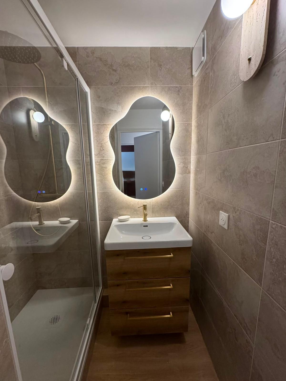 Salle d’eau contemporaine, carrelage grand format et miroir rétroéclairé