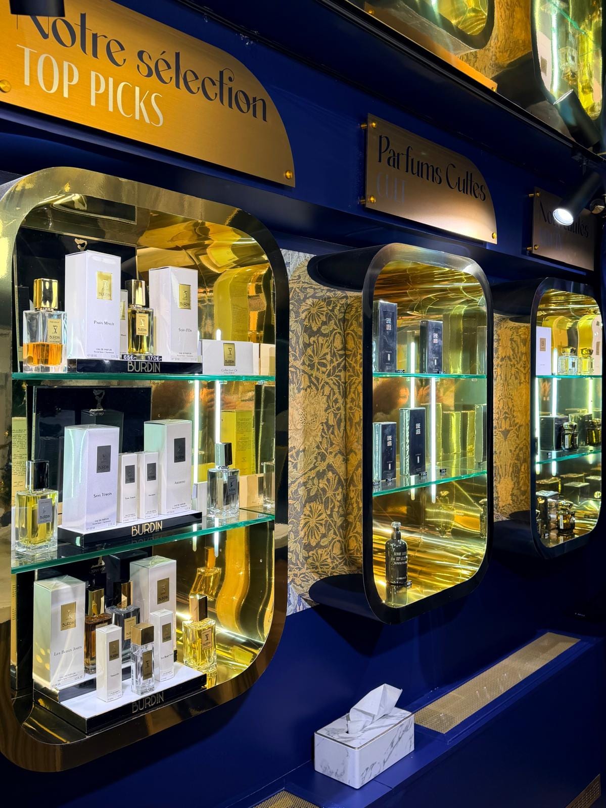 Aménagement d’une boutique : niches lumineuses et agencement sur mesure